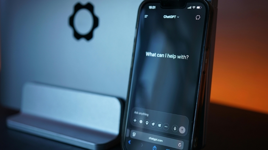 Startup-Gründer diskutieren KI-Startup-Ideen an einem Whiteboard