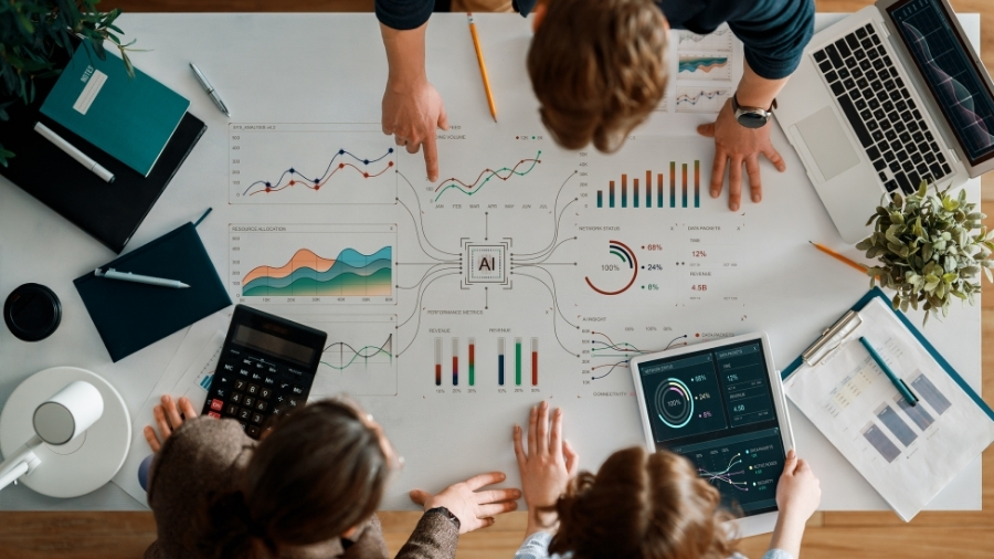 Equipe de agência de marketing com IA analisando desempenho de campanha em telas