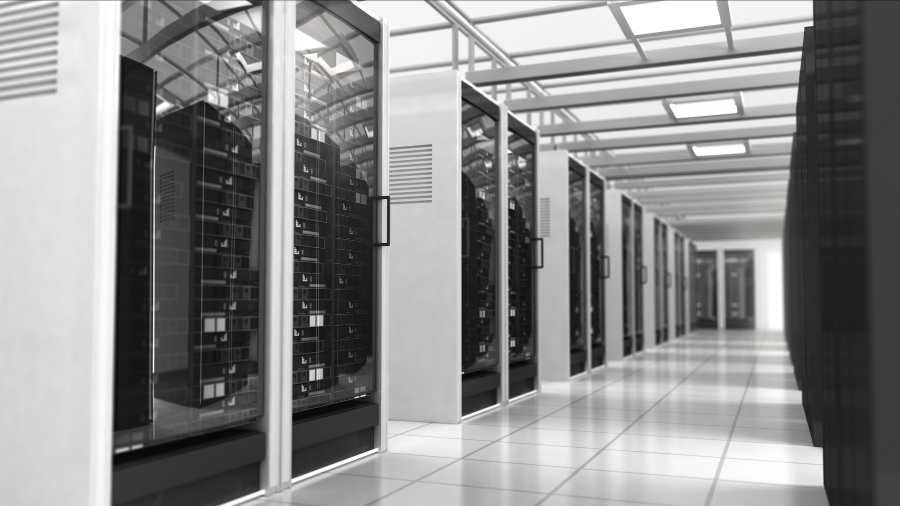 Kunde überprüft ein geliefertes AI-Produkt mit dem Entwicklungsteam