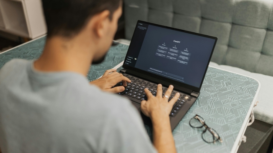 Ingegneri che sviluppano una piattaforma software di intelligenza artificiale